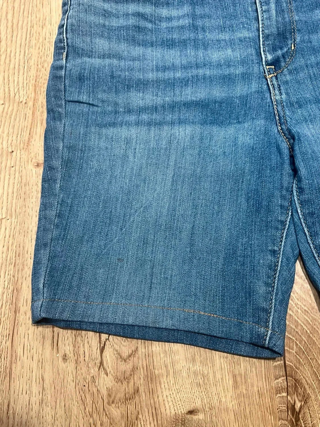 Short Levi's Mid Rise Capri Taille 6 W28 Vintage Bleu Slv 024 – photo 4